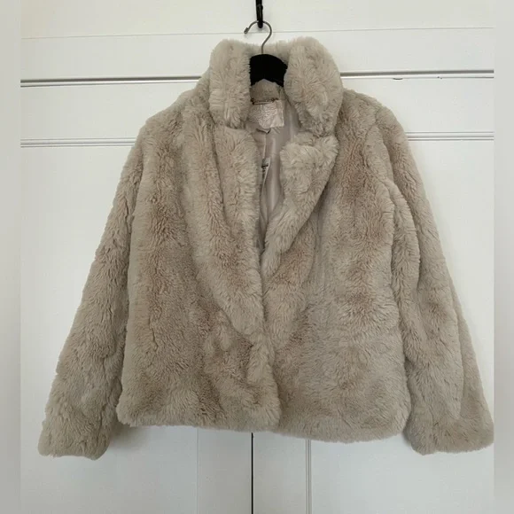 Faux fur Cream/tan coat NWT + shopping bag Bloomingdale’s - Picture 3 of 6